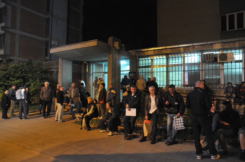 Većina građana čeka satima da dođe na red: Novi Sad