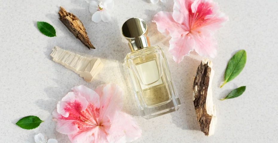 12 kobiecych perfum na wiosnę. Te zapachy kuszą ceną i poprawiają humor!