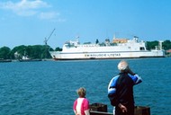 MF Jan Heweliusz cumuje przy nabrzeżu w cieśninie Świny, czerwiec 1992 r.