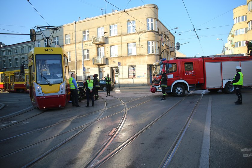 Wypadek na Gdańskiej. Rozbite samochody zablokowały tramwaj