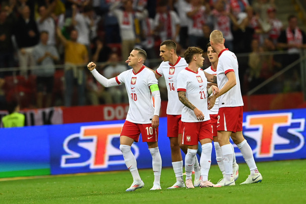 Piłkarz reprezentacji Polski Piotr Zieliński (L) cieszy się z gola podczas towarzyskiego meczu z Ukrainą