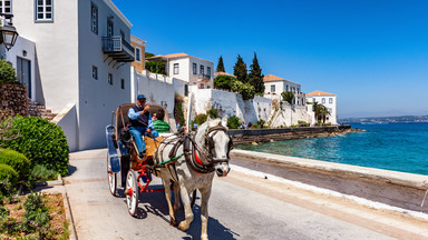 Grecka wyspa, gdzie samochody wciąż nie zastąpiły koni. Nazwana "idealną grecką wyspą"