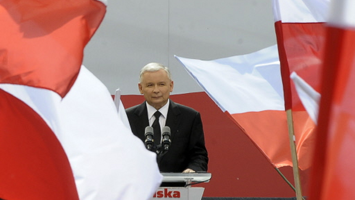 W sondażu SMG/KRC przygotowanego na zlecenie telewizji TVN24 w pierwszej turze wyborów prezydenckich kandydat Platformy Obywatelskiej Bronisław Komorowski może liczyć na 42 procent poparcia. Na drugim miejscu znajduje się prezes Prawa i Sprawiedliwości Jarosław Kaczyński - 31 procent.