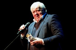 Planował zostać górnikiem lub księdzem. Na szczęście wybrał aktorstwo. Wielki aktor świętuje