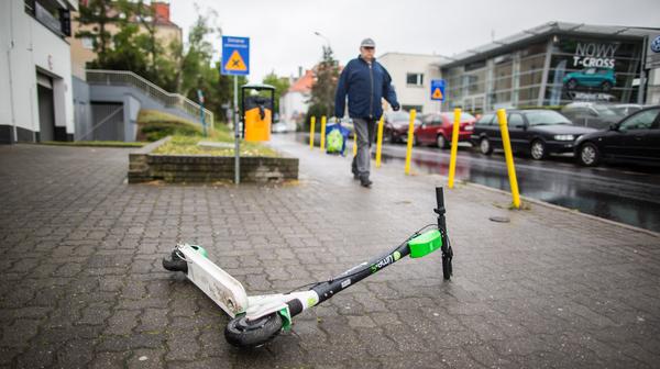 Zostawiane w przypadkowych miejscach hulajnogi stanowią zagrożenie dla przechodniów