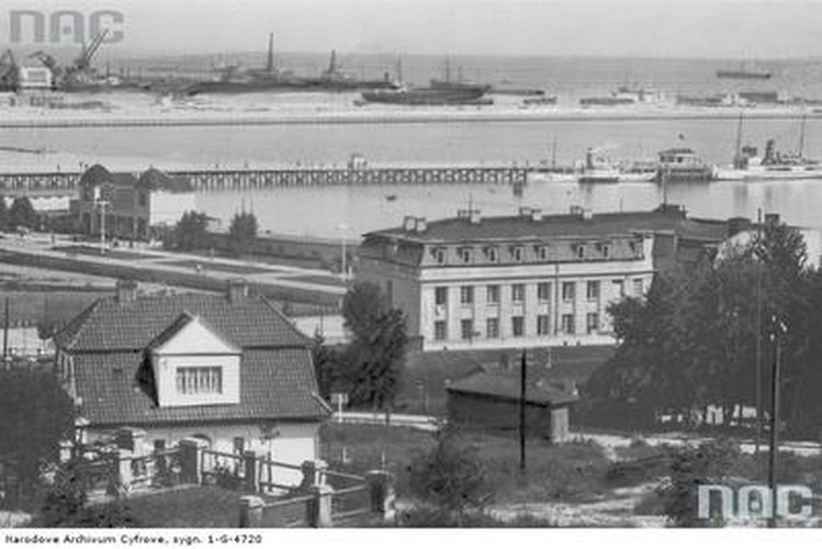 Port morski w Gdyni. Na pierwszym planie hotel 'Riwiera'