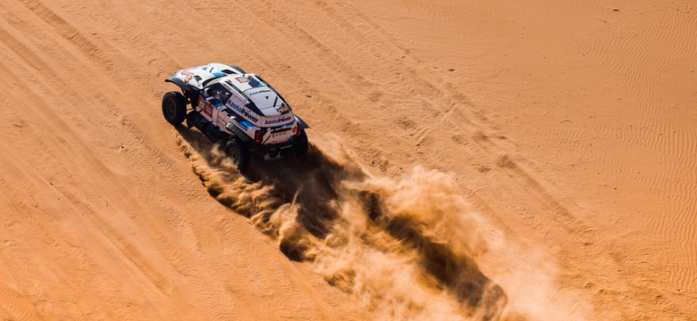 Krzysztof Hołowczyc na trasie Rajdu Dakar zderzył się z innym pojazdem