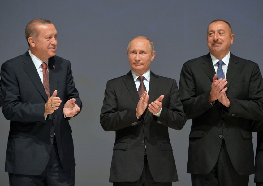 Redžep Tajip Erdogan, Vladimir Putin i Ilham Alijev na Svetskom energetskom kongresu u Istanbulu 10. oktobra 2016.