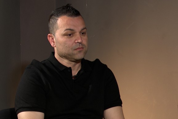 "POSLE 19 MESECI, SVI SIMPTOMI SU NESTALI" Pevač hitno operisan nakon što je imao udes kad je zaspao za volanom: "Sad sam nov čovek"