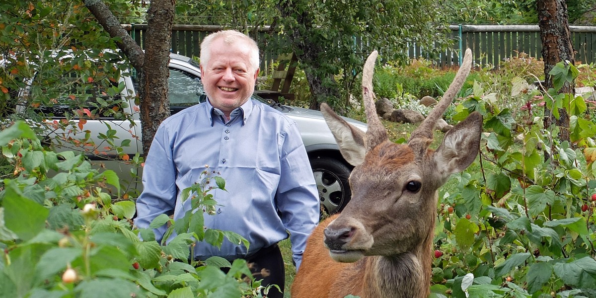 Stefan uwielbia jabłka i ziemniaki.