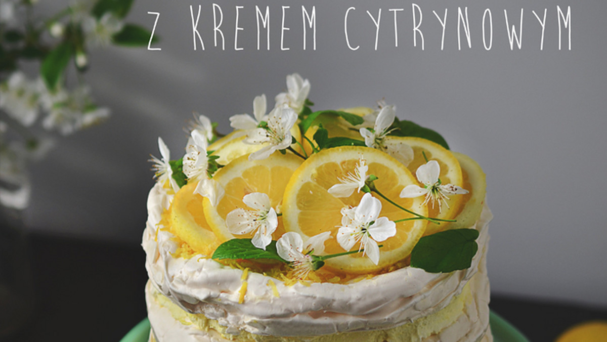 Cytrynowy tort bezowy, najdelikatniejszy deser z lemon curd nie ma sobie równych. Przepis nie jest skomplikowany, a efekt smakowy jest powalający. Palce lizać!
