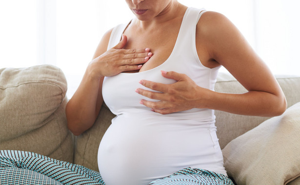 Kobieta w ciąży bada piersi