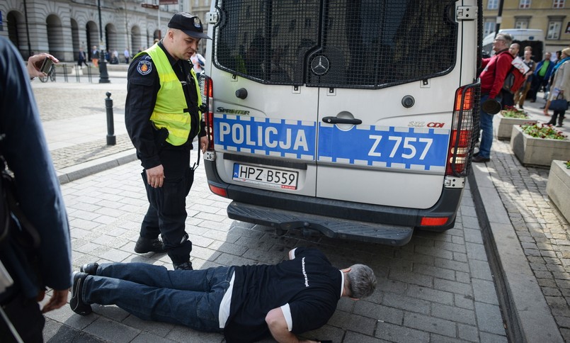 Manifestacja Osób Poszkodowanych Przez Banki. Frankowicze protestowali przed NBP i Pałacem Prezydenckim