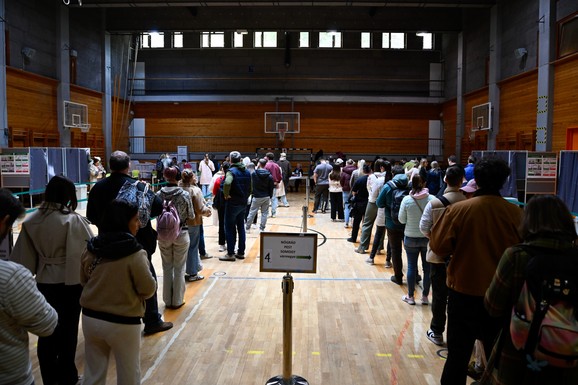 DRAMA NA IZBORIMA U MAĐARSKOJ Kontrolor pijan došao na biračko mesto, nisu mogli da ga oteraju kući: "Uklonjen je!"