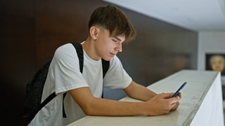 Zalogowani na amen. Jak telefon stał się centrum świata?