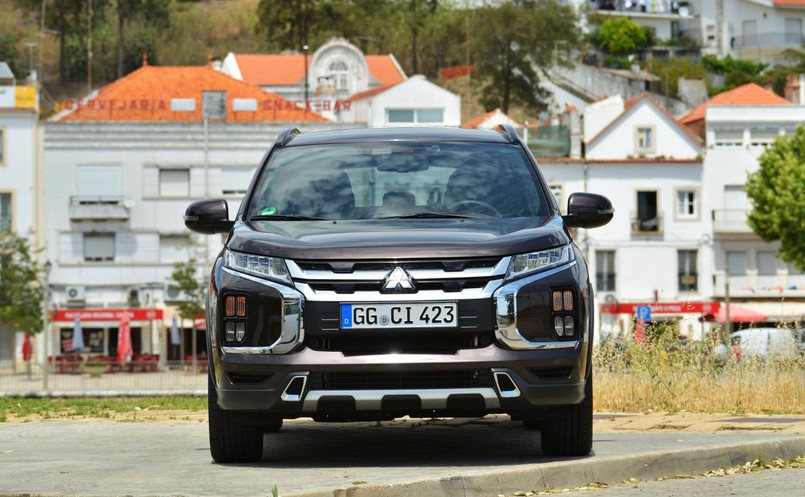 ASX 2020 patrzy na świat przez wąskie reflektory LED podobne do tych stosowanych w Eclipse Cross. Poniżej na krawędziach zderzaka wydzielono kierunkowskazy i światła przeciwmgielne