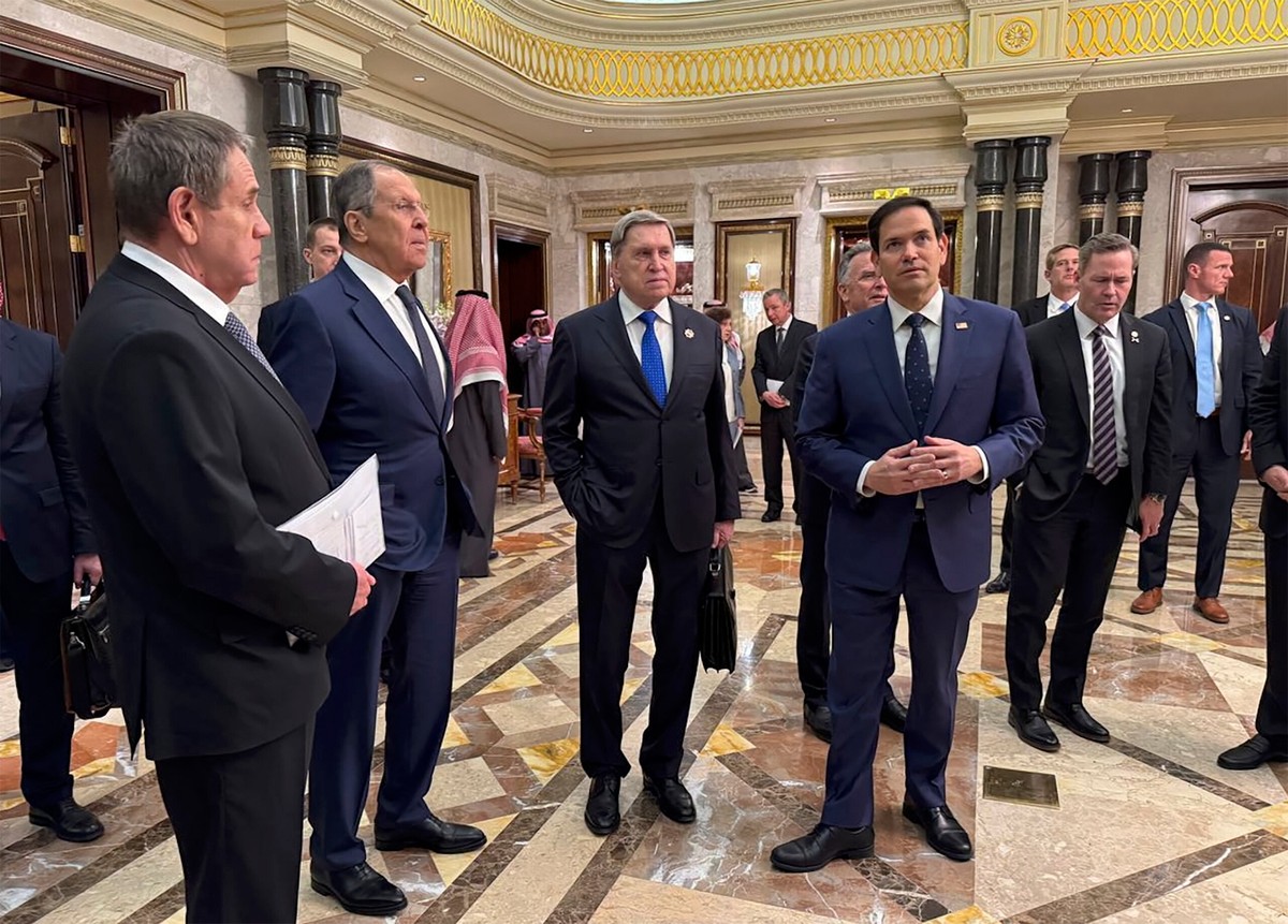 Amerykańska i rosyjska delegacja w Rijadzie