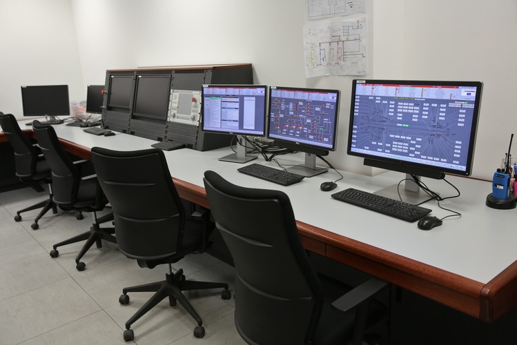 Laboratorium Aerodynamiki Przepływów Turbinowych w Zielonce pod Warszawą - centrum sterowania <br><br> (mr) PAP/Rafał Guz