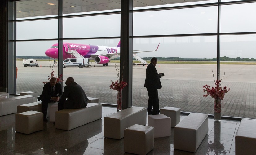 Inwestycję obejmującą budowę nowej hali przylotów i rozbudowę lotniskowego parkingu realizowała firma Skanska. Wartość inwestycji to 53 mln zł brutto. <br><br>fot. (ag/cat) PAP/ Andrzej Grygiel