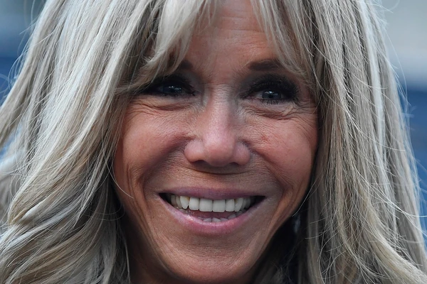 Brižit Makron (72) prvi put u javnosti nakon što ju je Tramp prozvao da se LOŠE PONAŠA PREMA MUŽU: Svi gledaju kako se OBUKLA i elegancija ne može da joj se ospori - štikle VRATOLOMKE i vitka linija kradu poglede