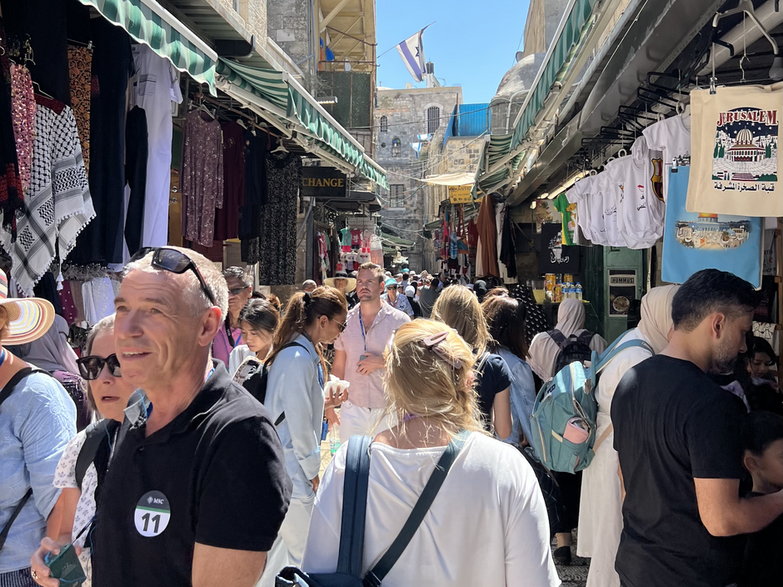 W Starym Mieście w Jerozolimie są prawdziwe tłumy, wokół bazary i sklepy z pamiątkami