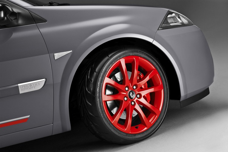 Za unikalnymi czerwonymi felgami (18 cali) błyszczy solidny układ Brembo