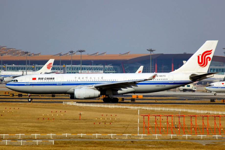 Air China, narodowy przewoźnik Państwa Środka, w swoim logotypie umieścił artystyczną modyfikację symbolu feniksa. Nieprzypadkowo układa się ona w skrót "VIP".