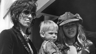 Keith Richards i Anita Pallenberg z synkiem Marlonem, Londyn, 1970 r.