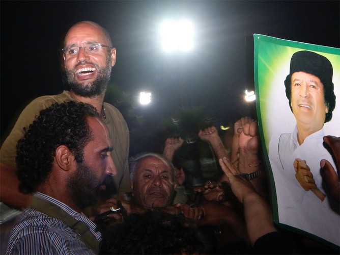 Przez cały czas trwania libijskiej rewolucji przy ojcu wiernie trwał jeden z jego synów, Saif al-Islam