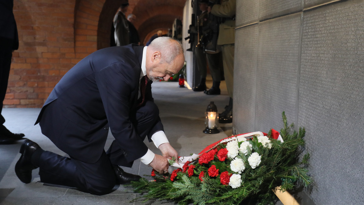 Refleksja nad tą straszliwą datą 17 września 1939 roku jest naszym szczególnym obowiązkiem; tu jest zawarta prawda, która da możliwość przebaczenia wtedy, gdy zostanie do końca zrozumiana - mówił szef MON Antoni Macierewicz.