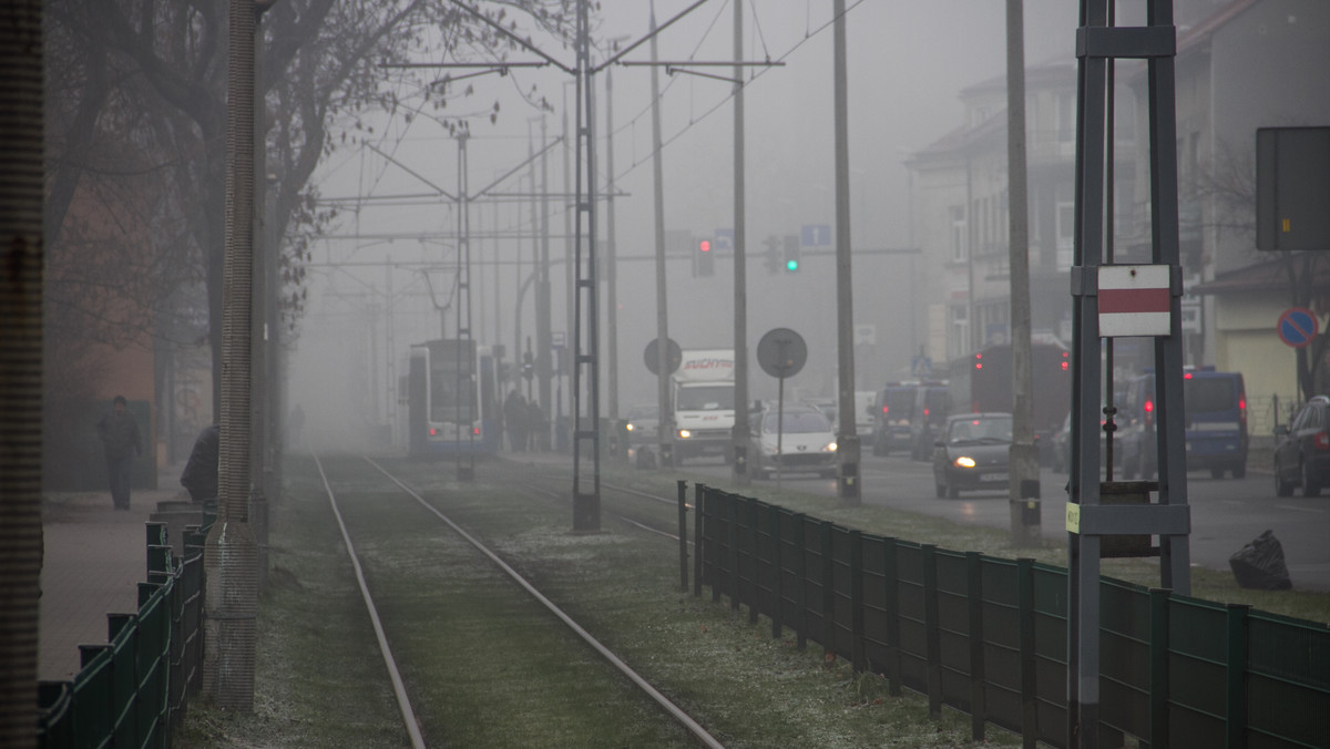 Stowarzyszenie Logiczna Alternatywa zwróciło się do prezydenta Krakowa z apelem o wprowadzenie darmowej komunikacji do odwołania z powodu dużego zanieczyszczenia powietrza w ostatnich dniach. Urzędnicy odpowiadają, że nie można wprowadzić takiej zmiany z dnia na dzień.