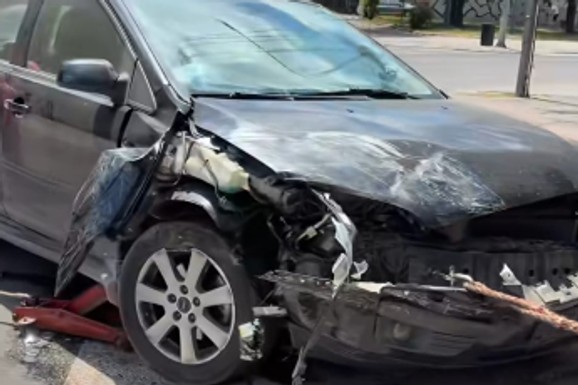 TRI OSOBE PREVEZENE U BOLNICU! Teška nesreća u Nišu, sudarila se dva automobila (VIDEO)