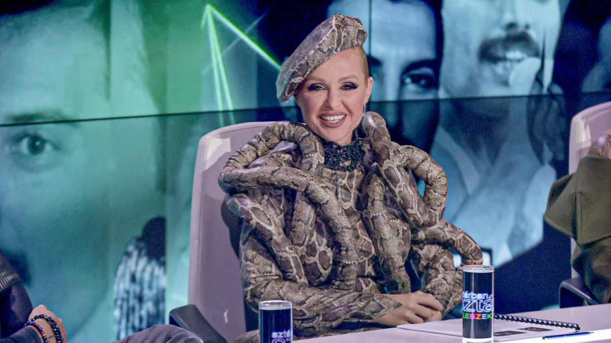 Óriási trónon pózolt Köllő Babett – fotó
