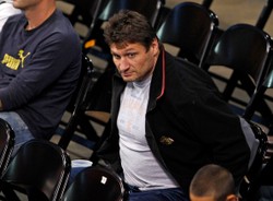 Gołota przyśle wieniec z 89 białych róż na pogrzeb Szymborskiej