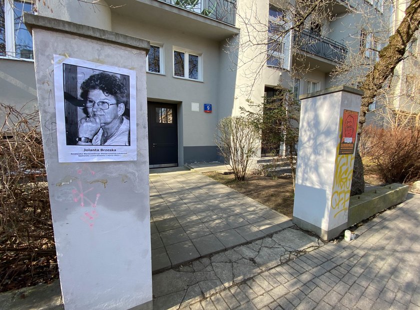 Wejście do domu, w którym mieszkała Jolanta Brzeska. W rocznicę jej śmierci oklejono je plakatami z jej zdjęciem. To szokujące, ale niektórzy z nowych lokatorów tego domu twierdzą, że nie znają historii Brzeskiej.