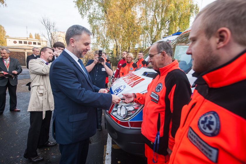 Marszałek Marek Woźniak przekazuje nowe karetki