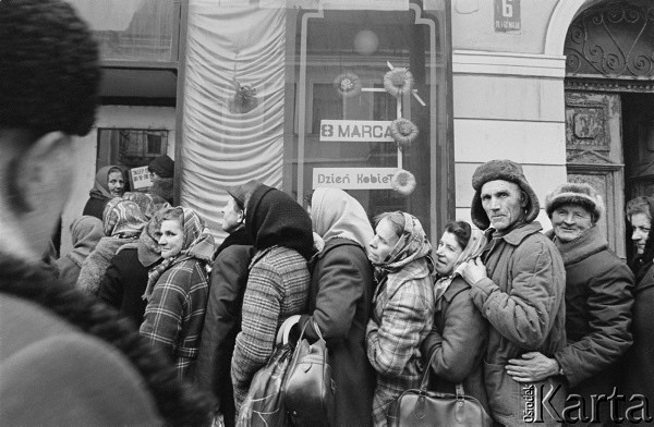 Około 8 marca 1982, Warszawa. Kolejka do sklepu przy ulicy 1 Maja 6.
Fot. Tomasz Tomaszewski / Ośrodek KARTA