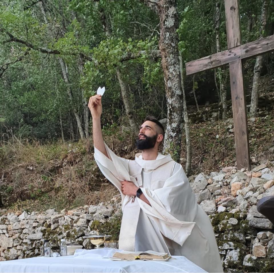Mladý kňaz Matteo Balzano.