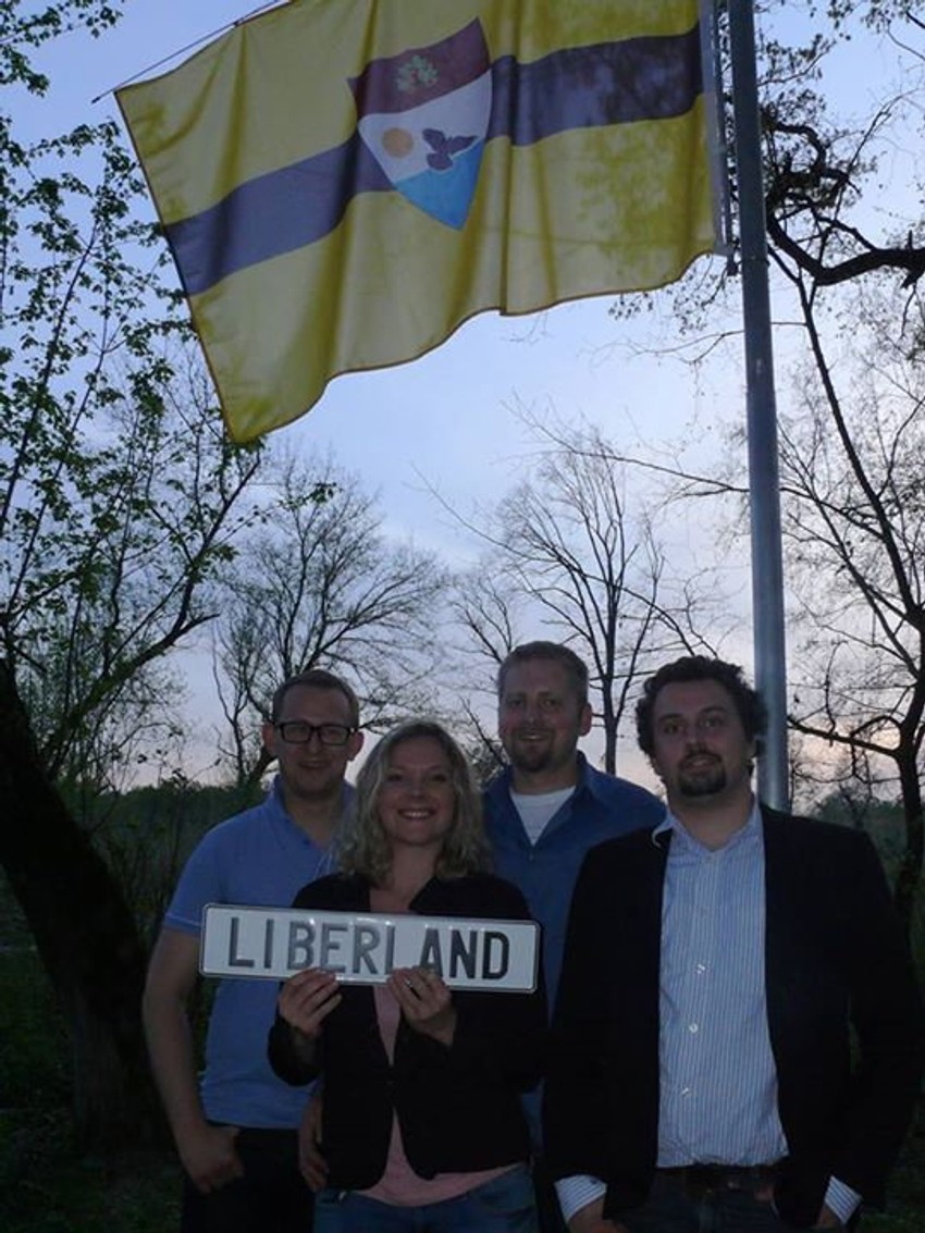 Vit Jedlička (drugi zdesna) sa svojim sunarodnicima u novoformiranoj državi (Foto: Facebook)