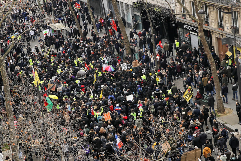Tysiące protestujących wzięło udział w demonstracji przeciwko rządowej reformie systemu emerytalnego w Paryżu