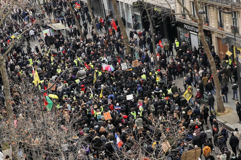 Tysiące protestujących wzięło udział w demonstracji przeciwko rządowej reformie systemu emerytalnego w Paryżu