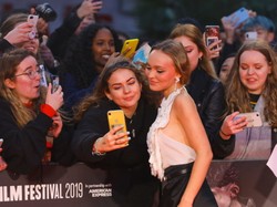 Nierówna walka z wiatrem. Córka Johnny'ego Deppa miała problem z biustem na czerwonym dywanie. FOTO