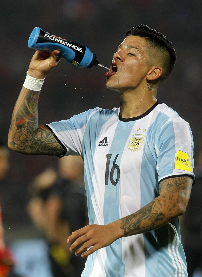 Marcos Rojo ma ciężarną żonę, a zabawia się z nastolatkami!