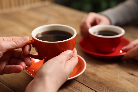 Više nije pitanje da li je kafa luksuz, već koliki: Napitak  u poznatom kafiću 8,50 evra! Gost otišao kad je video cenovnik