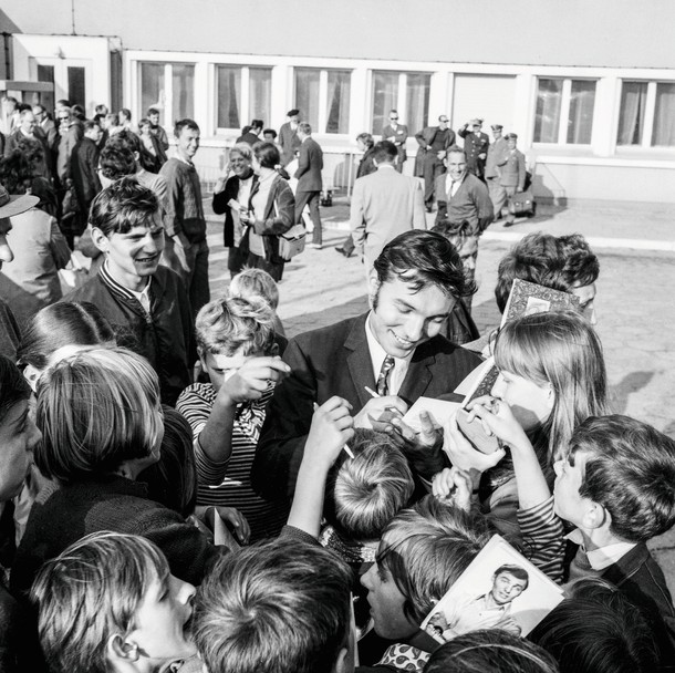 Karel Gott po przylocie na Festiwal Piosenki w Sopocie. Na lotnisku w Gdansku-Wrzeszczu witali go łowcy autografow, 1968 r. 