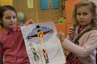 religia szkoła dzieci trzymają obrazek z krzyżem