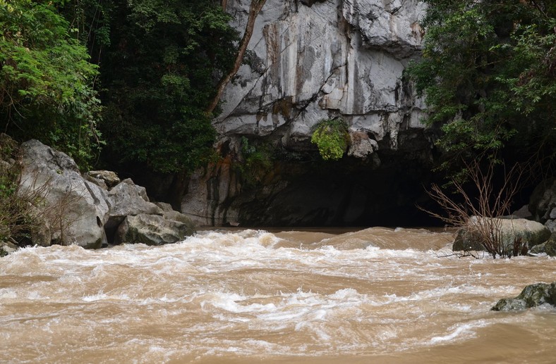 Kong Lor Cave wejście, fot. Krzysztof Świercz