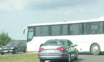 Autokar pełen dzieci zawraca na drodze!