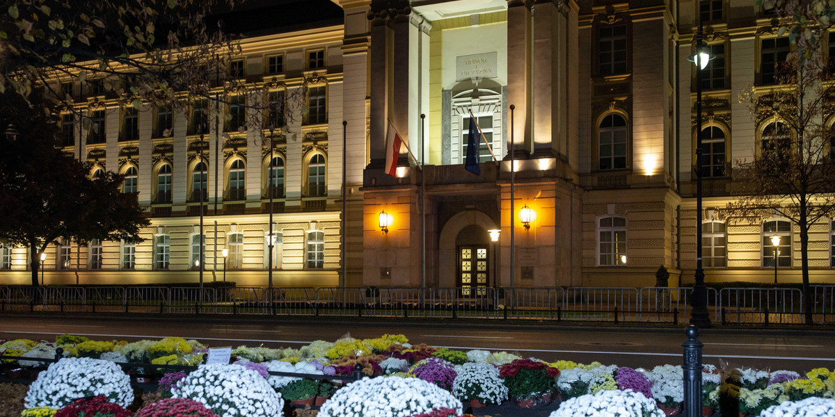 Na zdjęciu: kwiaty i znicze pod  budynkiem Kancelarii Prezesa Rady Ministrów w Warszawie, 31.10.
