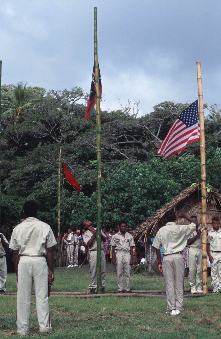 Ceremonia wywieszania flag na maszty (w tym flagi USA) na jednej z wysp Vanuatu